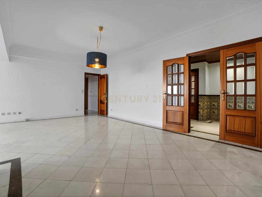 Apartamento T3 em Areeiro, com 1 lugar de garagem, Lisboa. - Image 9