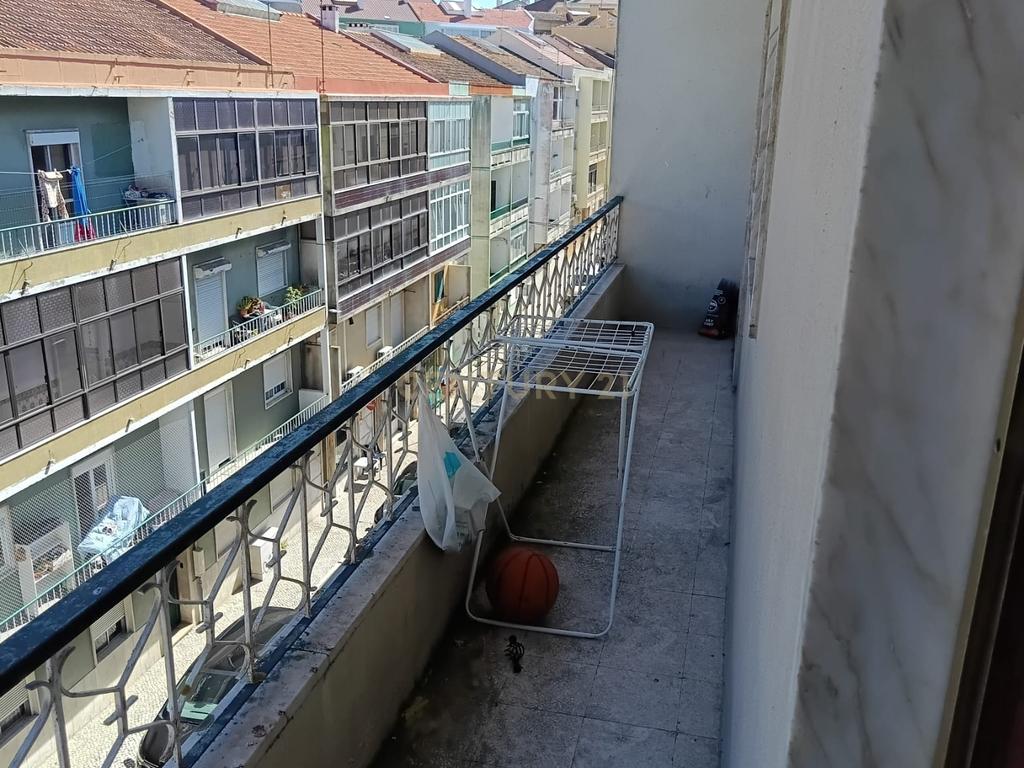 T3 com Sótão Amplo e Potencial para Duplex — Torre da Marinha - Image 17