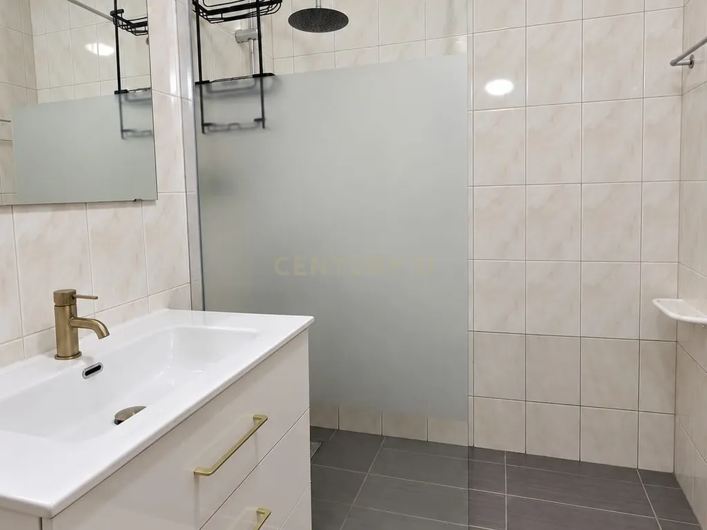 Apartamento T3+1 com área útil de 121,50 m² , varanda, lugar de garagem localizado em São Pedro da Cova, Gondomar. - Image 13