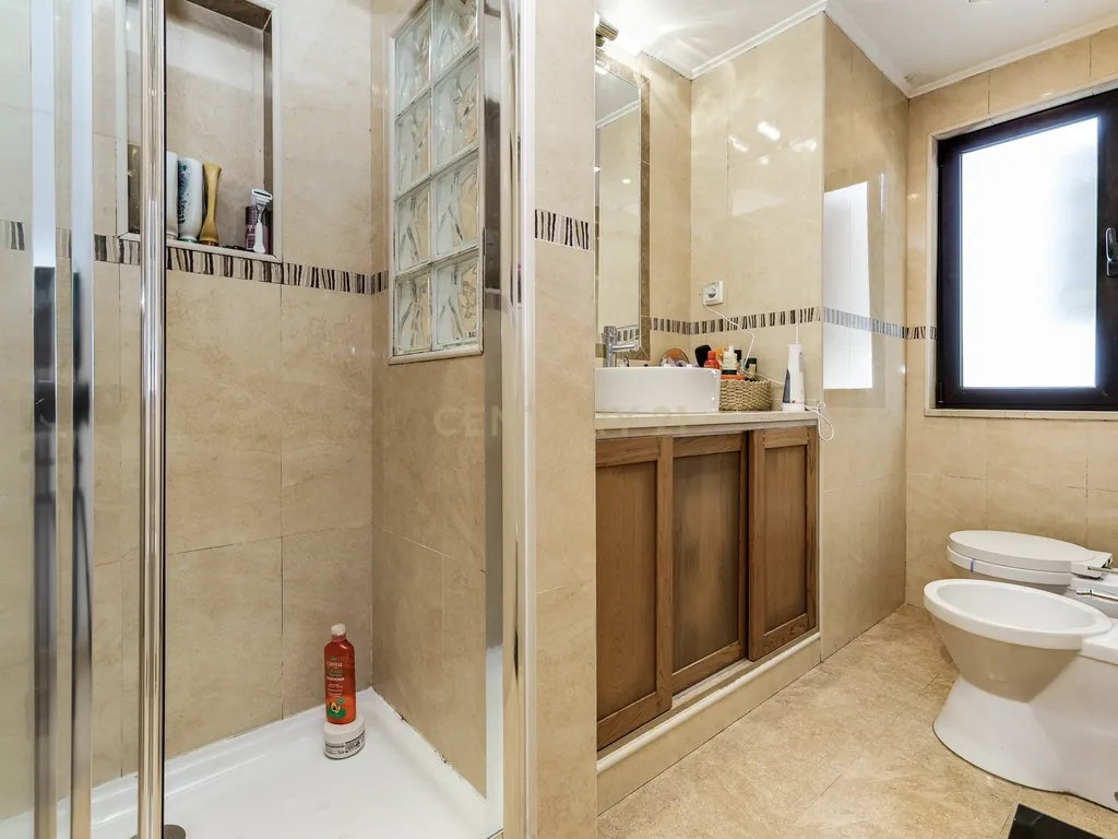 Apartamento T3 com lugar de garagem e arrecadação, situado em Benfica. - Image 11