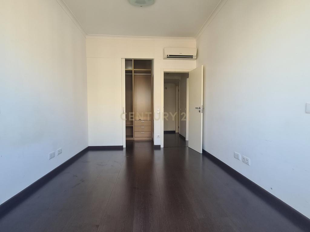 Apartamento Renovado T2 em Santa Clara, Lisboa - Image 18