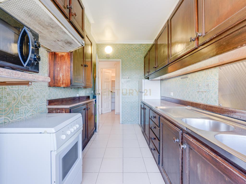  Apartamento T4 para Remodelação no Coração dos Olivais, com Vista Fantástica - Image 3