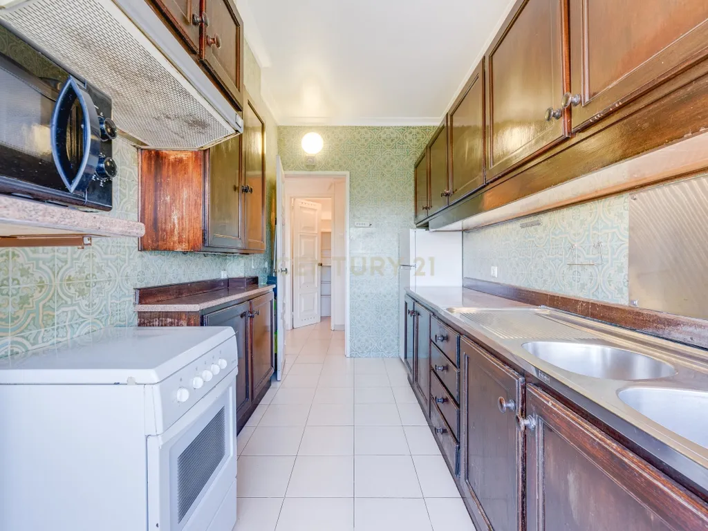 Apartamento T4 para Remodelação no Coração dos Olivais, com Vista Fantástica - Image 3