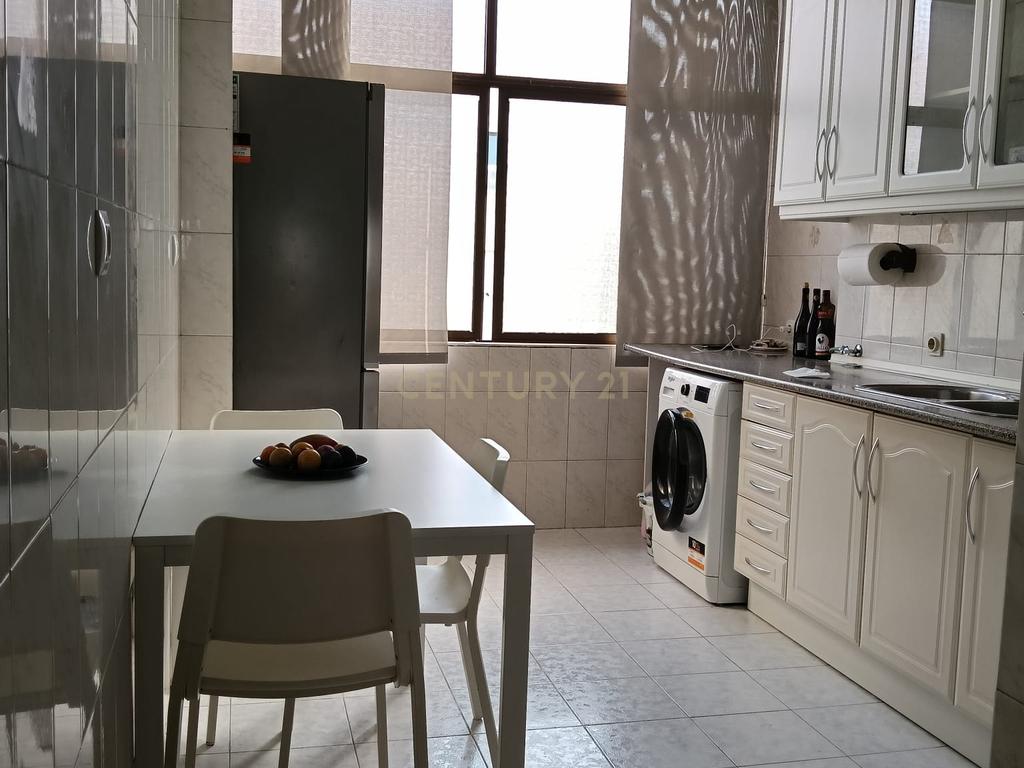 Apartamento na Rua Sebastião da Gama, Barreiro - Image 5