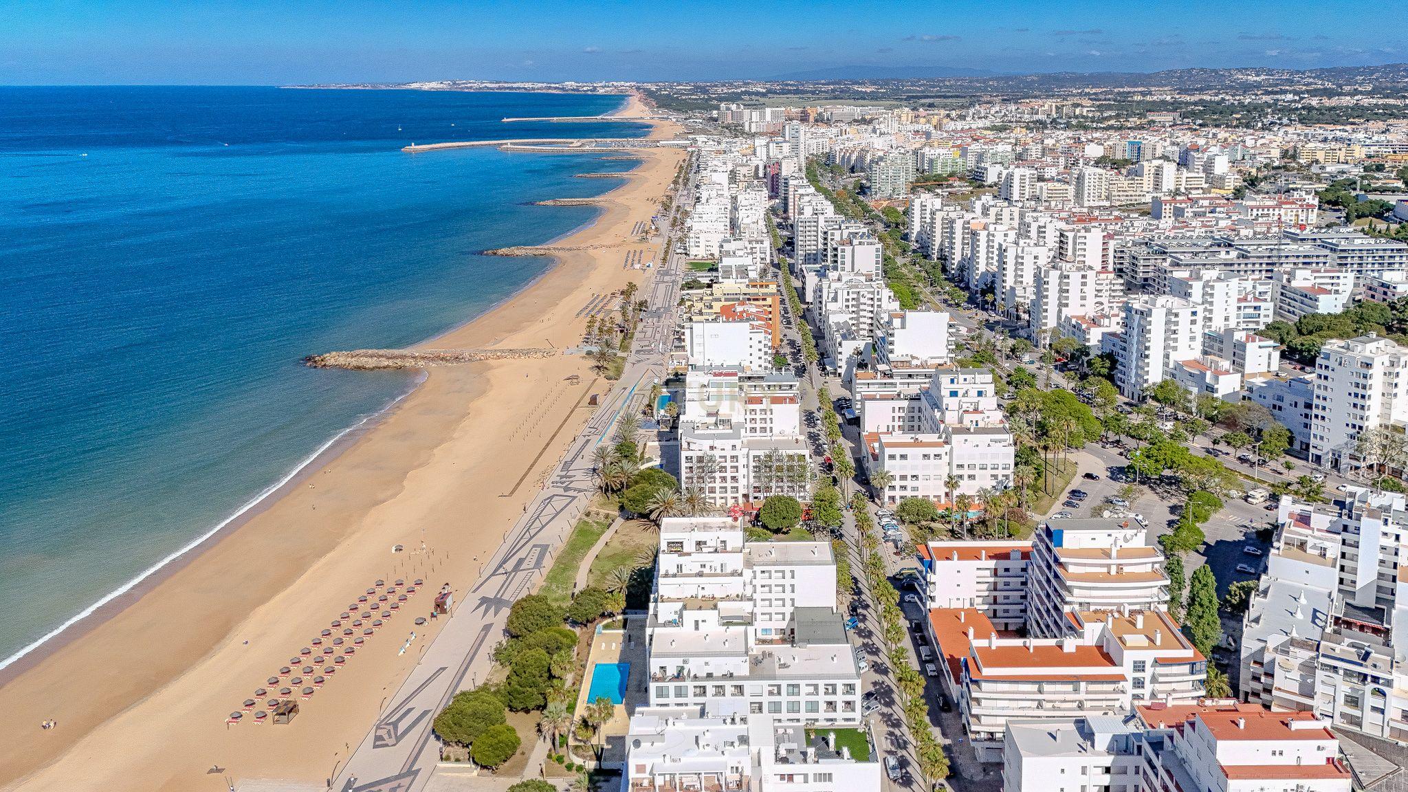 Apartamento T2 com Vista Mar na Primeira Linha de Praia – Quarteira - Image 32