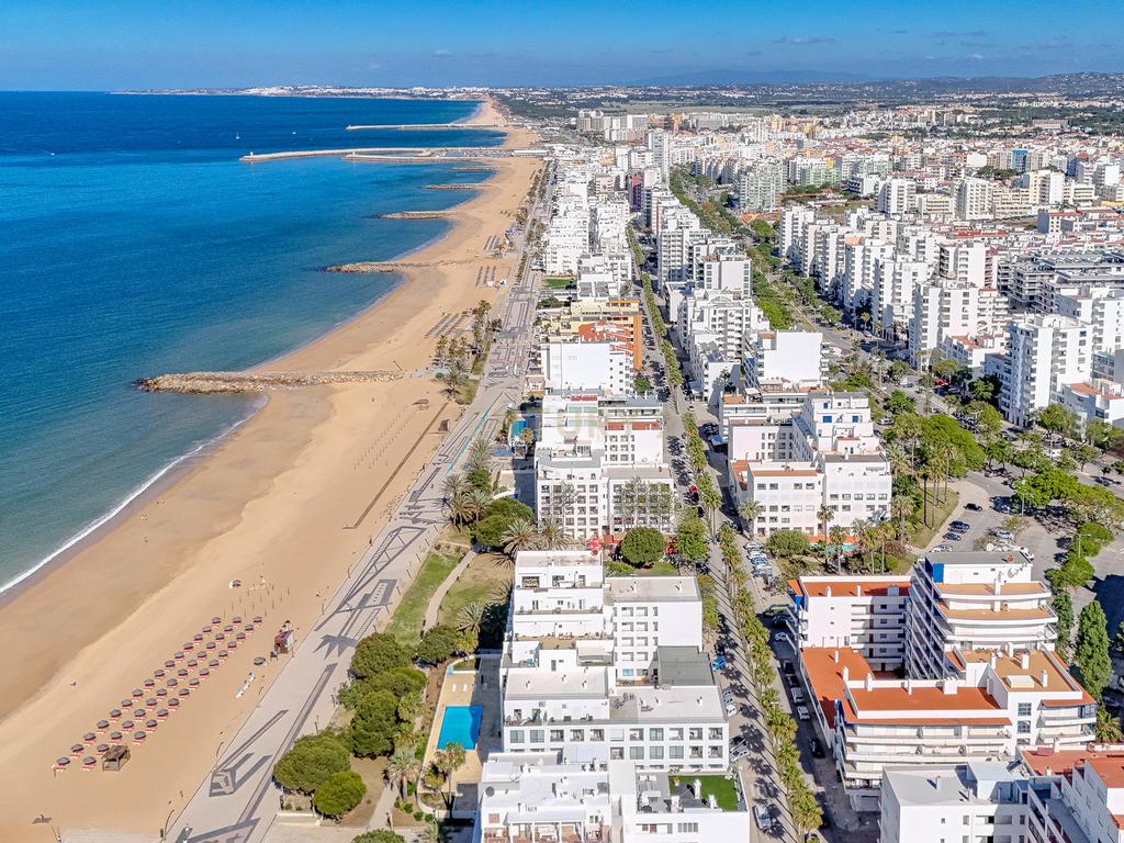 Apartamento T2 com Vista Mar na Primeira Linha de Praia – Quarteira - Image 32