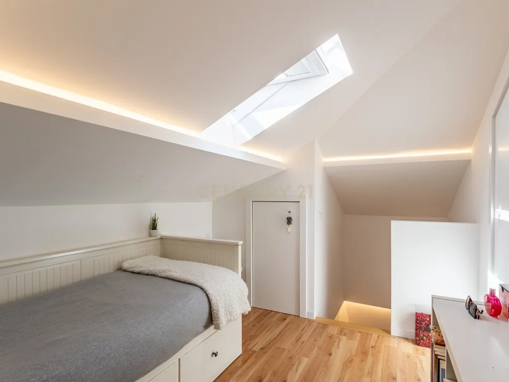 Apartamento T2 transformado em T3 com charme único em Alvalade - Image 21