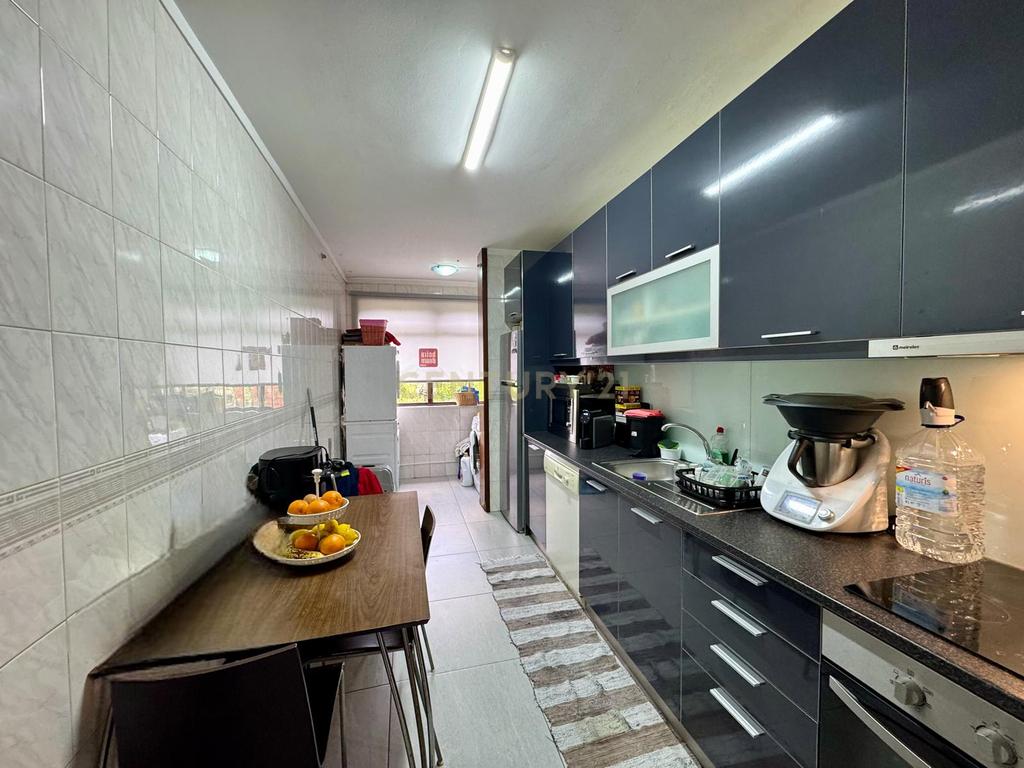 T3 com lugar de garagem ao Hospital Santos Silva/Monte da Virgem - Image 1