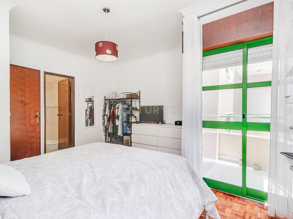 Apartamento T3 com boas áreas, varandas e arrecadação – Rinchoa, Rio de Mouro - Image 16