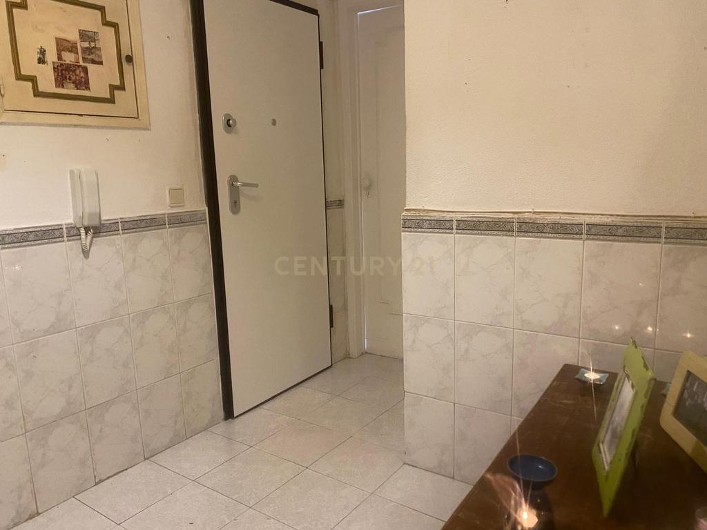 Apartamento T2 com Vista Panorâmica em Barreiro - Image 9