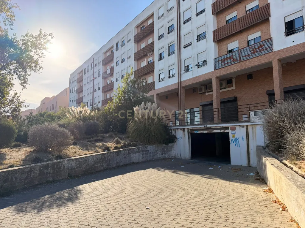 Apartamento T2 com Vista Fantástica sobre o Rio Tejo, Estacionamento e Arrecadação – Caparica, Almada - Image 29