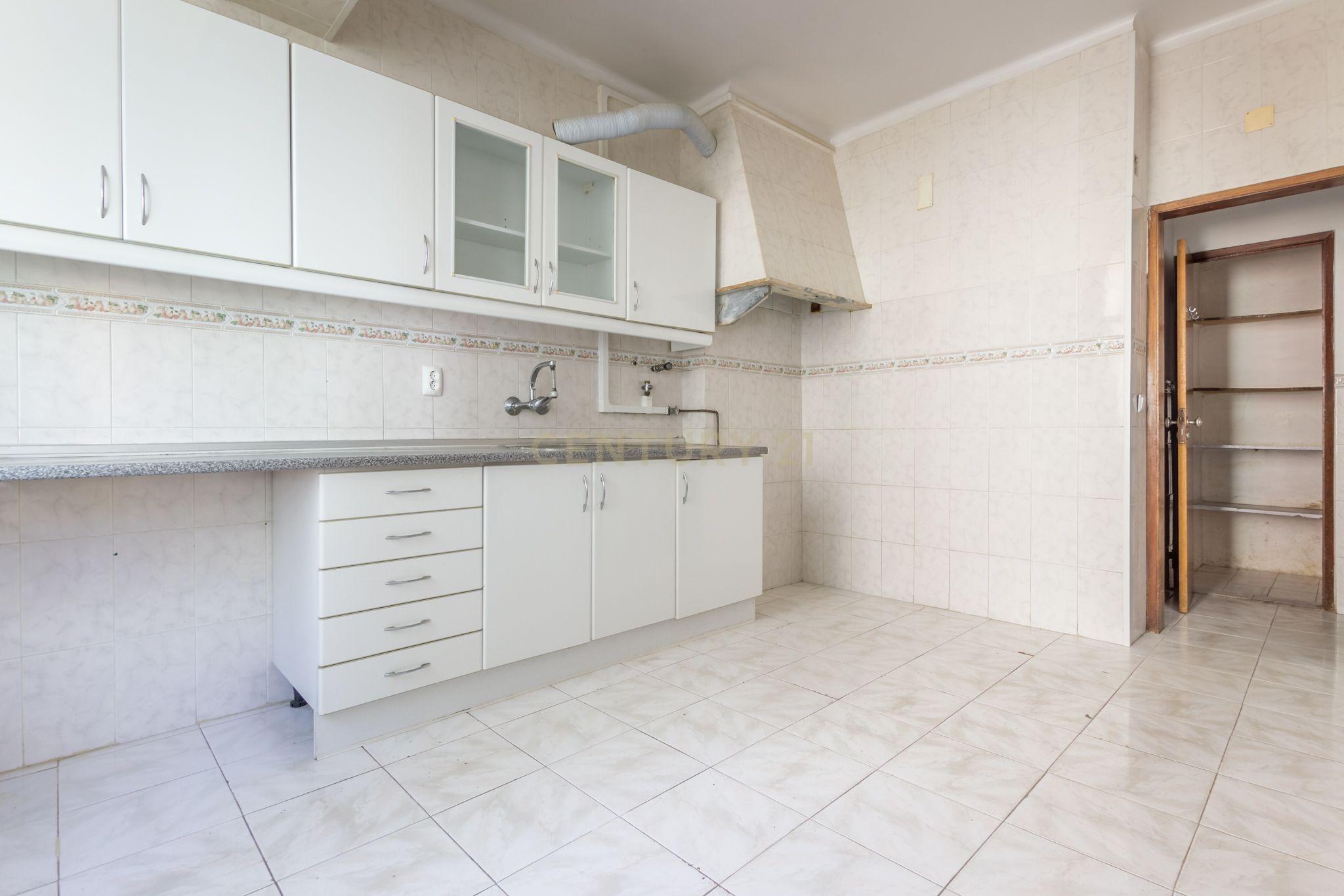 Apartamento T3 em Barreiro com Excelente Localização e Luz Natural - Image 4