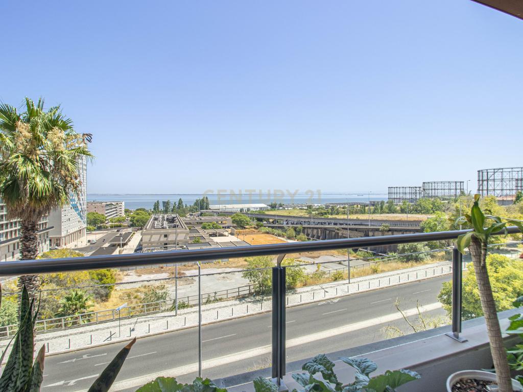 T3 com Vista Rio, Condomínio Privado com Jardim Infantil | Parque das Nações Sul - Image 1