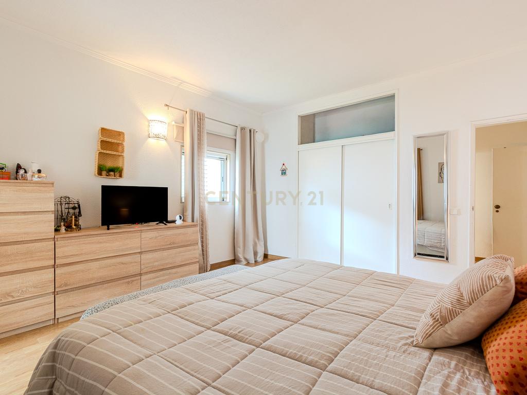 Apartamento T1+2 com Terraço Amplo em Albufeira - Image 16