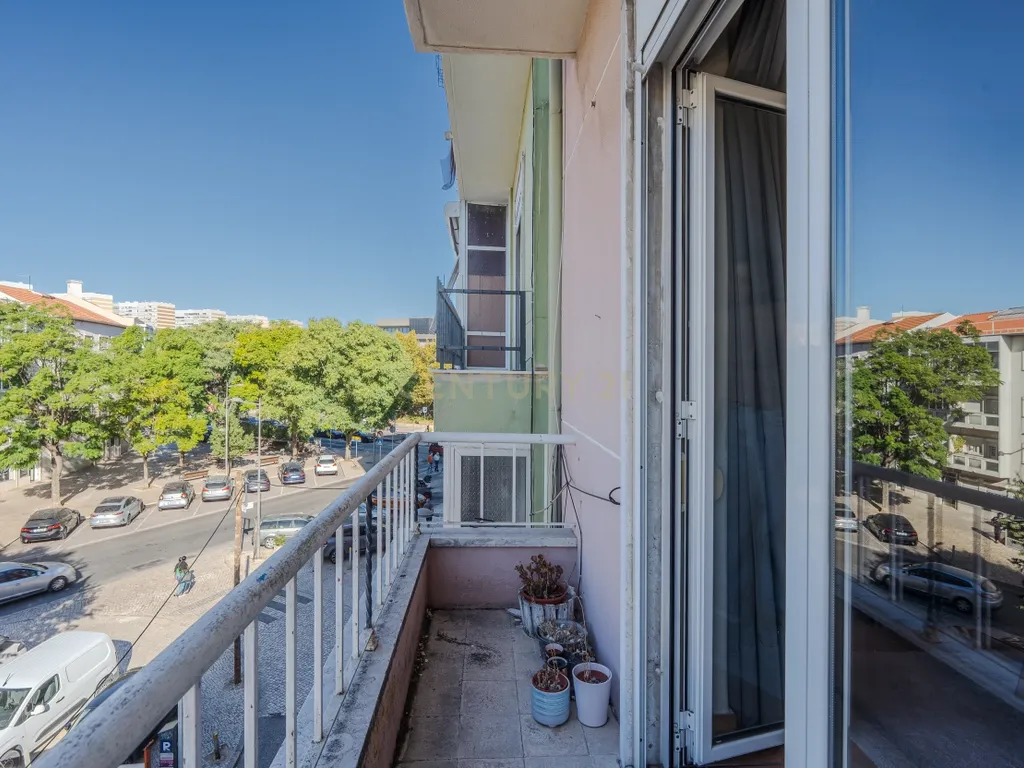 Apartamento T2+1 em Moscavide, Próximo ao Metro - Image 9