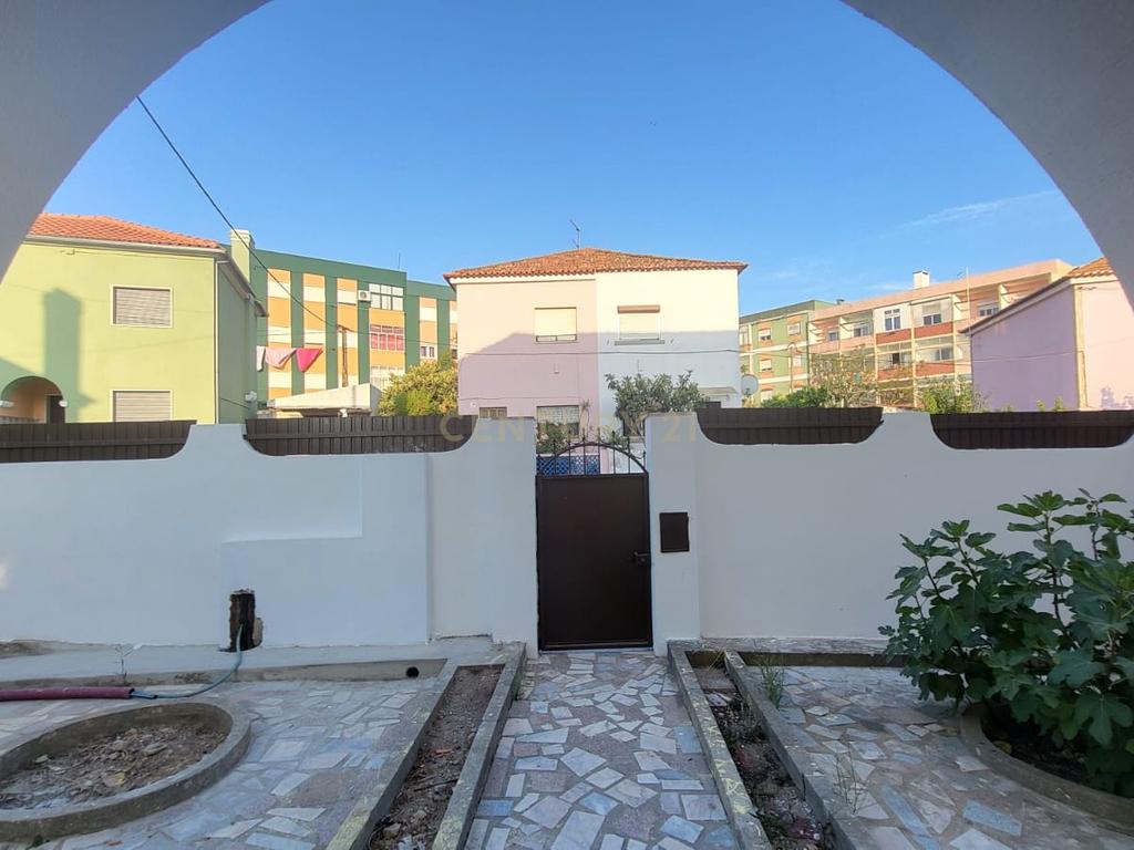 Casa T3 com Jardim e Garagem em Setúbal - Oportunidade Única! - Image 19