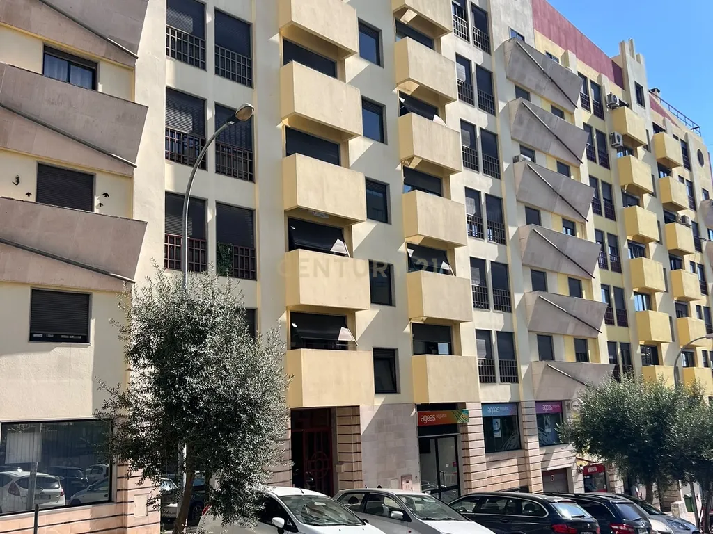 Apartamento T3 em Odivelas com garagem - Conforto e Localização Central - Image 1