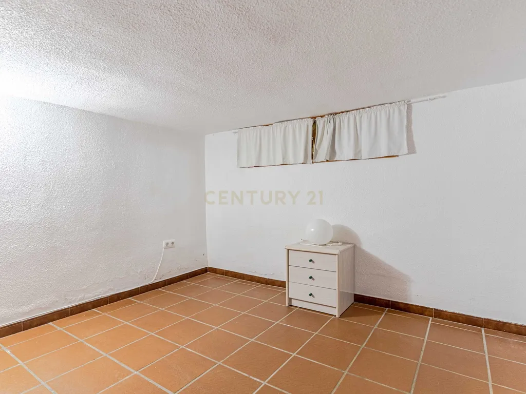 Moradia isolada em Otura com um terreno de 1.250 m², piscina, jardim e espaços para viver em paz - Image 51