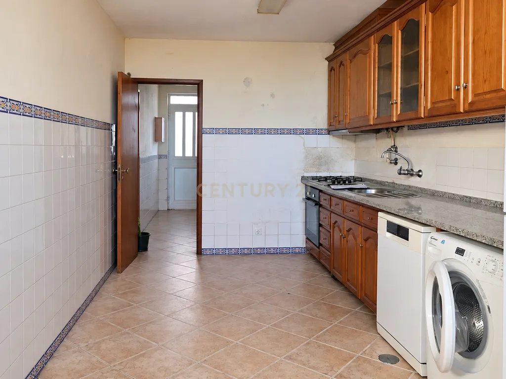 Moradia T3 com garagem, terraço e quintal em Vendas de Azeitão - Image 12