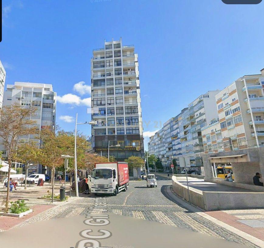Fotografia 8 de Venda ou Arrendamento - Espaço para clínica | escritórios | convertível em Habitação - Praça Gil Vicente Almada