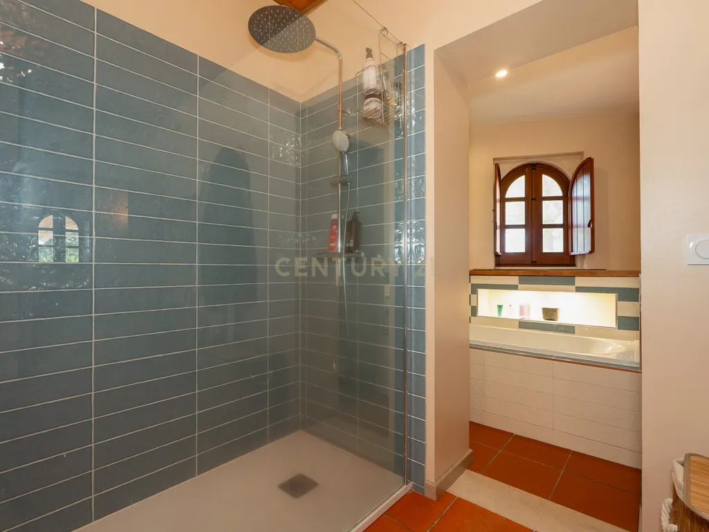 Fabulosa Quinta com lote de terreno de 22.381 m2, onde se encontra inserida uma moradia composta por dois pisos, com uma área bruta de 623 m2, uma área útil de 304 m2 e uma área bruta dependente de 319 m2, localizada em Santo Isidro de Pegões, na zona de Pegões, a pouca distância das belas praias de Setúbal. - Image 53