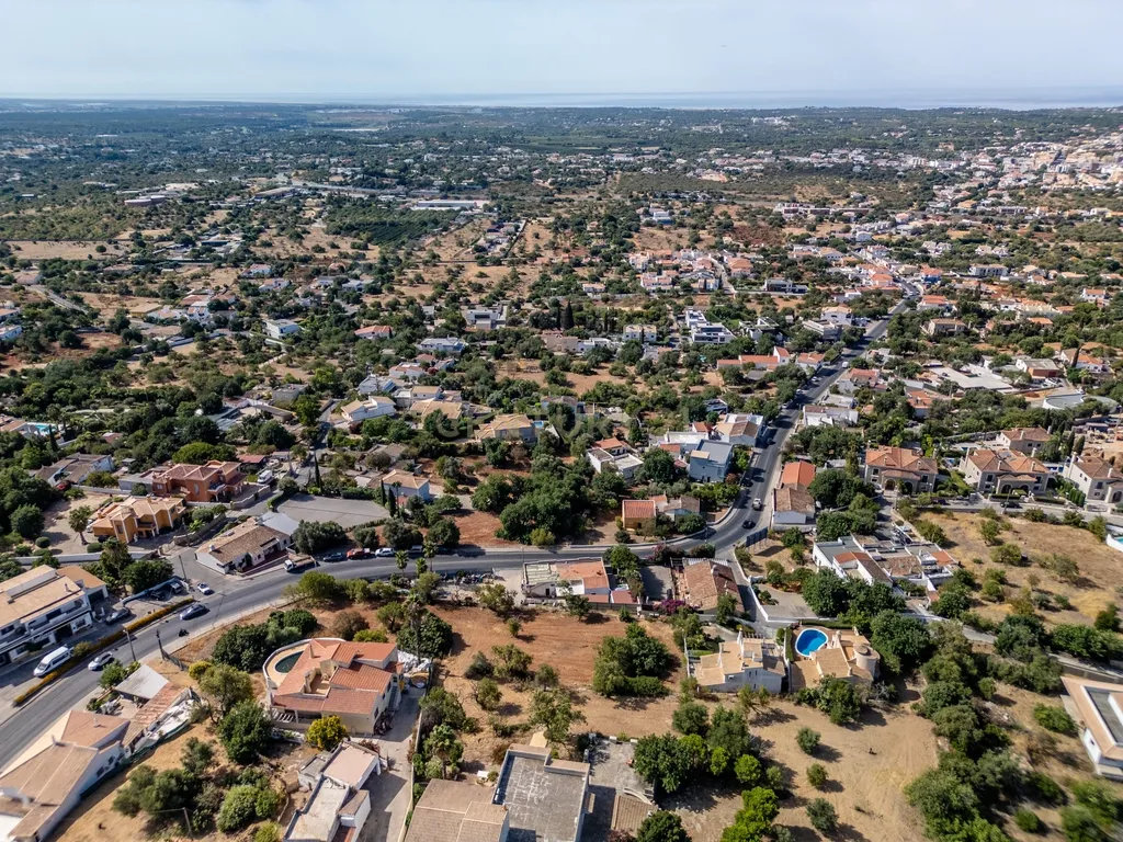 Moradia contemporânea em reconstrução em Vale Formoso, Loulé - Image 21