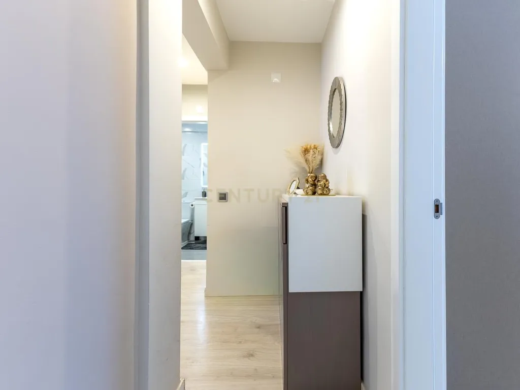 Apartamento Renovado com Vista Mar em Setúbal - Image 12