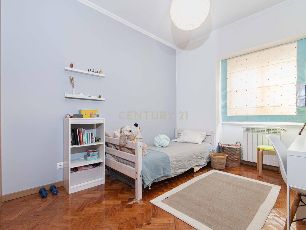 Apartamento T4 luminoso em Alvalade que combina estilo e localização premium - Image 5