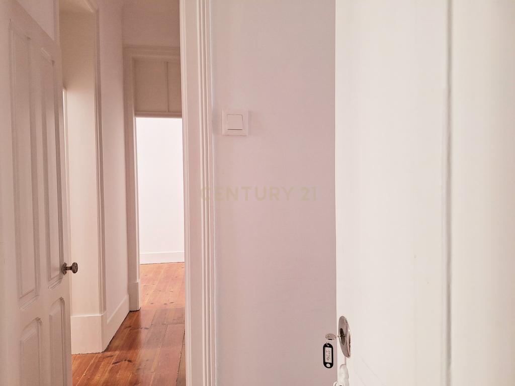  Apartamento T3+2 para Arrendamento em Campolide - Image 31