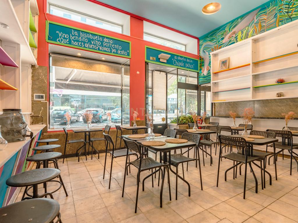 OPORTUNIDADE! ESPAÇO DE RESTAURAÇÃO MUITO BEM DECORADO E TOTALMENTE EQUIPADO EM LOCALIZAÇÃO CENTRAL DE LISBOA, GRANDE POTENCIAL PARA O SEU NEGÓCIO! - Image 1