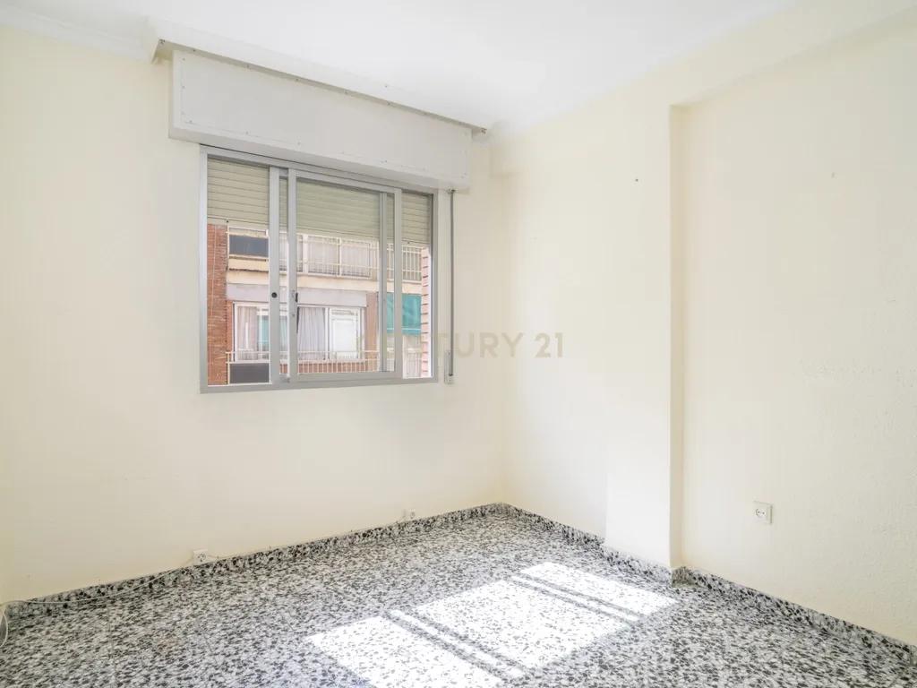 APARTAMENTO ESPAÇOSO DE 4 QUARTOS COM TERRAÇO EM MÁLAGA – LOCALIZAÇÃO PRIVILEGIADA E ELEVADO POTENCIAL - Image 19