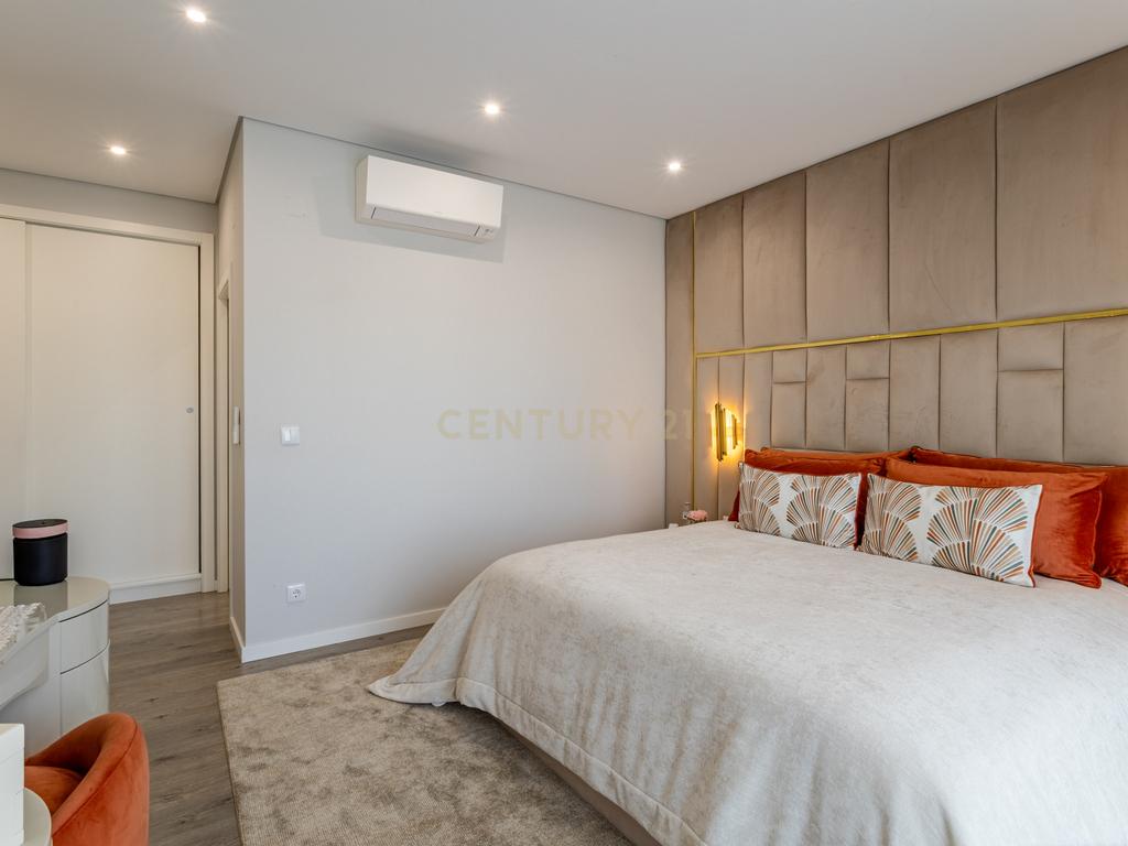 Luxuosa Moradia T5 em Odivelas com Vista Panorâmica - Image 13