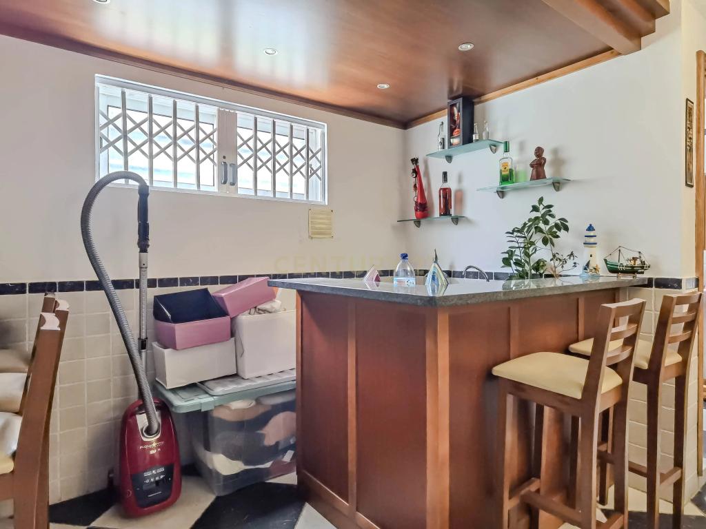 Moradia T4 de 4 Frentes com Jardim, Cozinha Regional e Garagem – Custoias, Matosinhos - Image 30