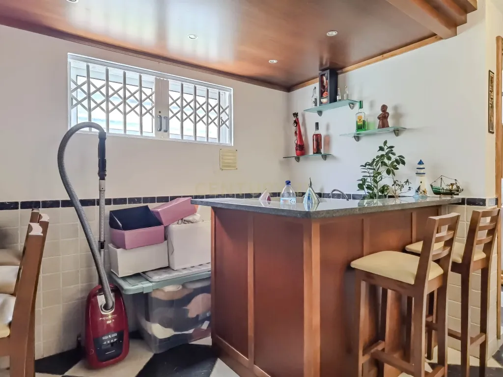 Moradia T4 de 4 Frentes com Jardim, Cozinha Regional e Garagem – Custoias, Matosinhos - Image 30