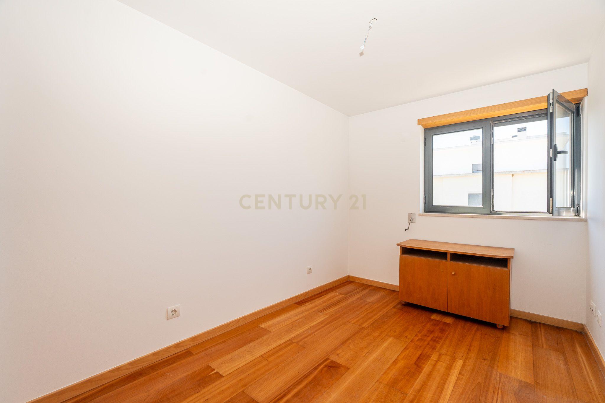 Excelente Apartamento T2 em Braço de Prata - Image 21