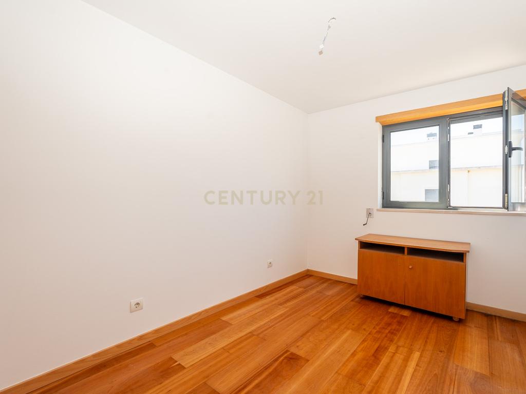 Excelente Apartamento T2 em Braço de Prata - Image 21
