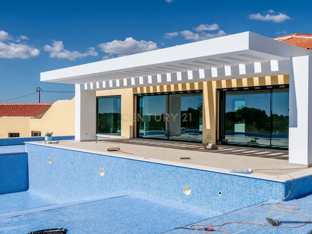Moradia T4+1 de construção nova com piscina infinita | Caramujeira, Lagoa - Image 3