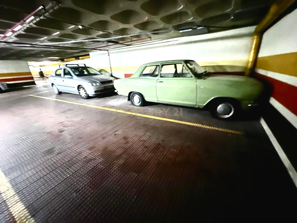 2 LUGARES DE ESTACIONAMENTO NA AV. JOÃO XXI NO EDIFÍCIO VIA VENETTO EM FRENTE À SEDE DA CGD COM ACESSO PELAS ESCADAS DO PRÉDIO - Image 21