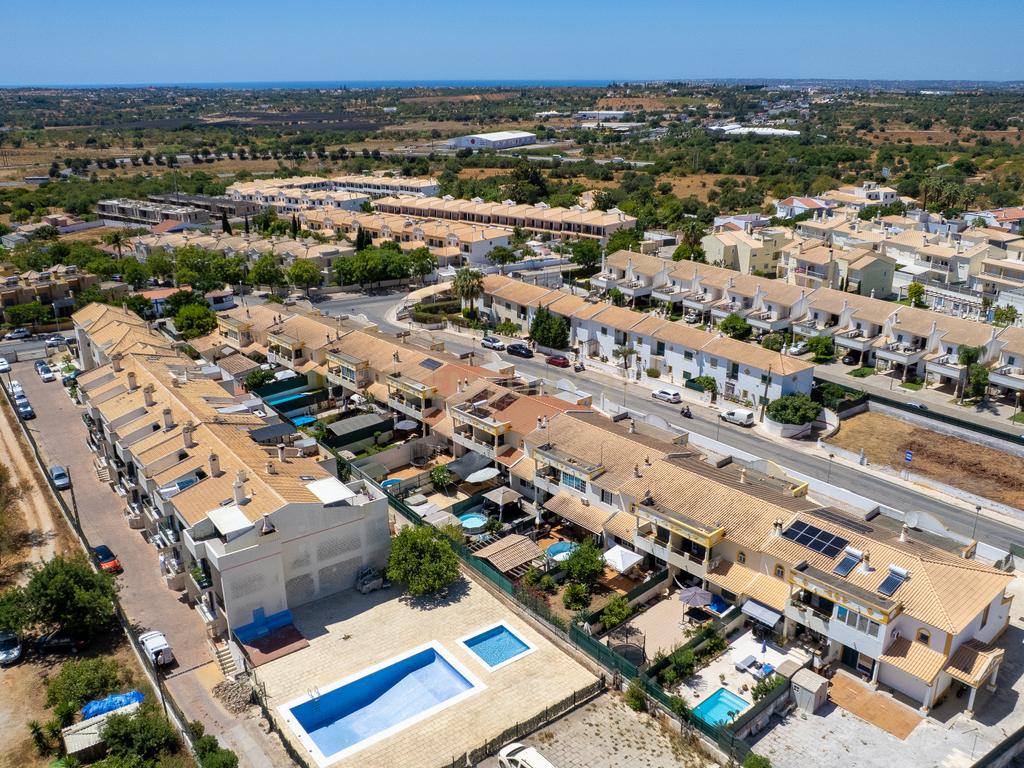 Moradia com 3 quartos e jardim nas Ferreiras, Albufeira - Image 1