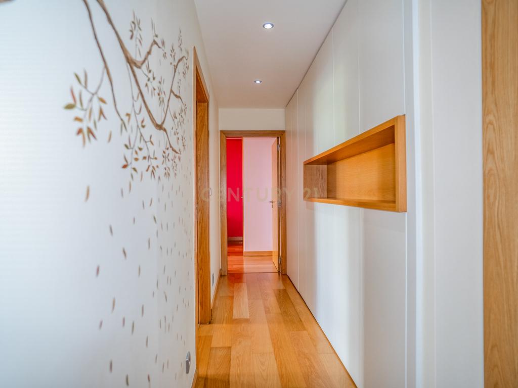 Apartamento T4 Premium com Terraço na Avenida da Independência - Image 17