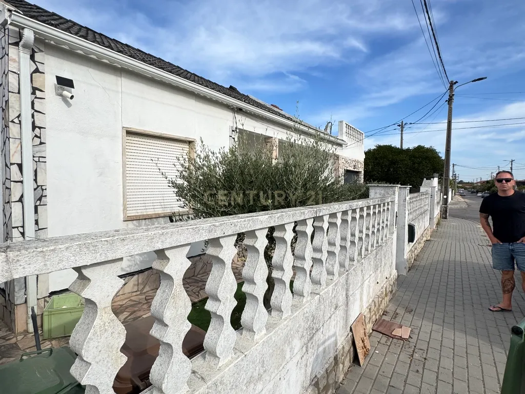 Moradia de Gaveto em Fernão Ferro | 286 m² de Terreno com Potencial + furo de água. - Image 2