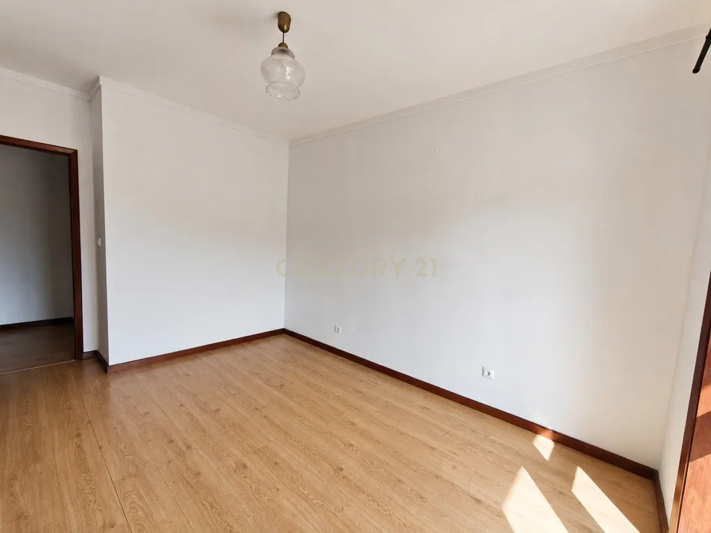 Apartamento T2 com Vista Panorâmica em Vila Nova de Gaia - Image 13