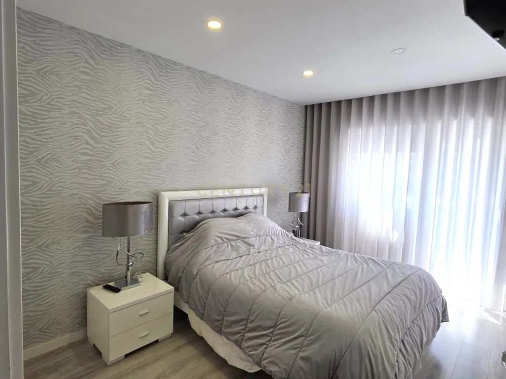 Apartamento T4 agora T3 em Almada transportes á porta # Negociável # - Image 23