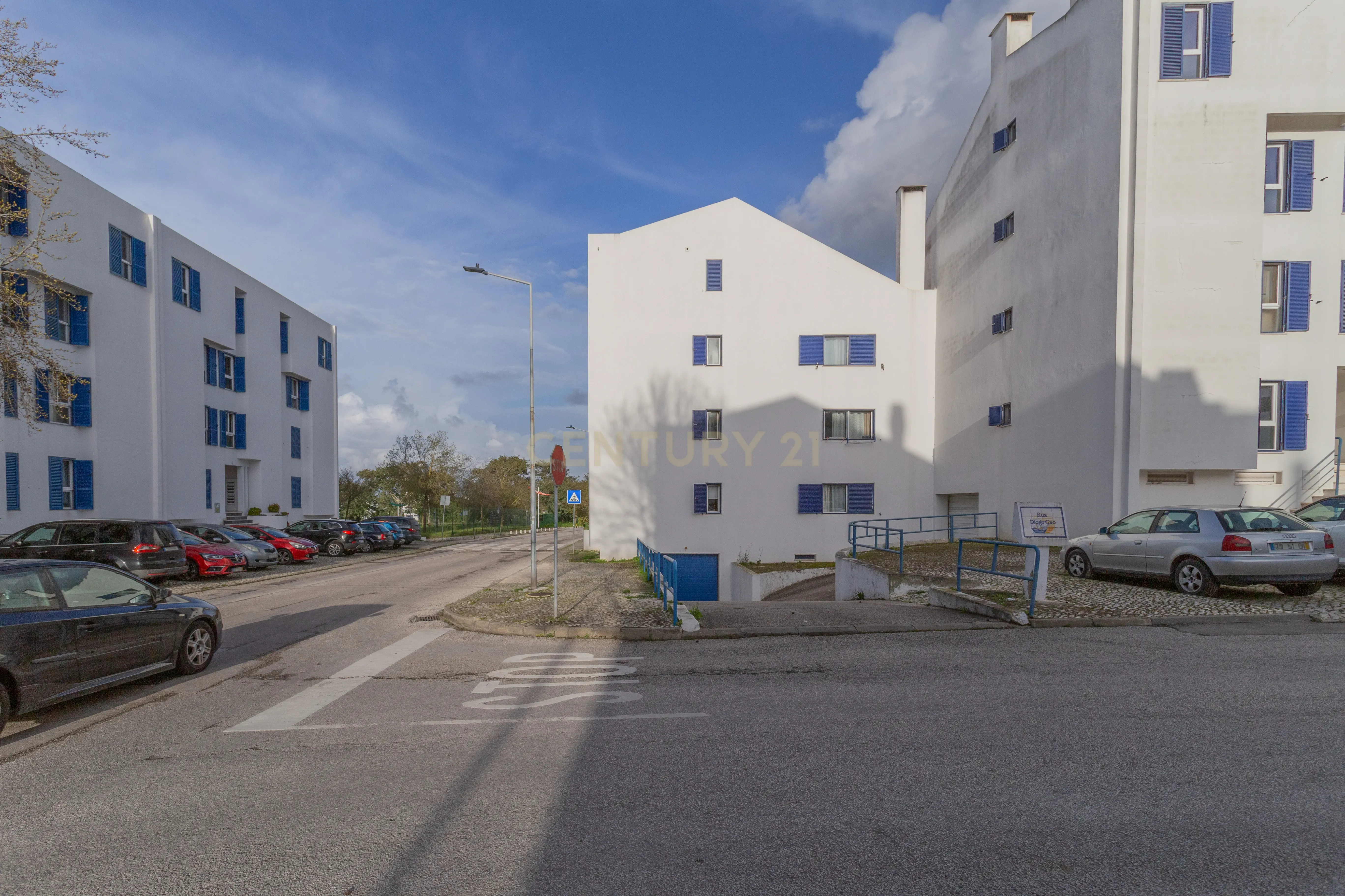 Apartamento T2 na Quinta do Anjo, Setúbal, com Estacionamento e Piscina Comum - Image 23