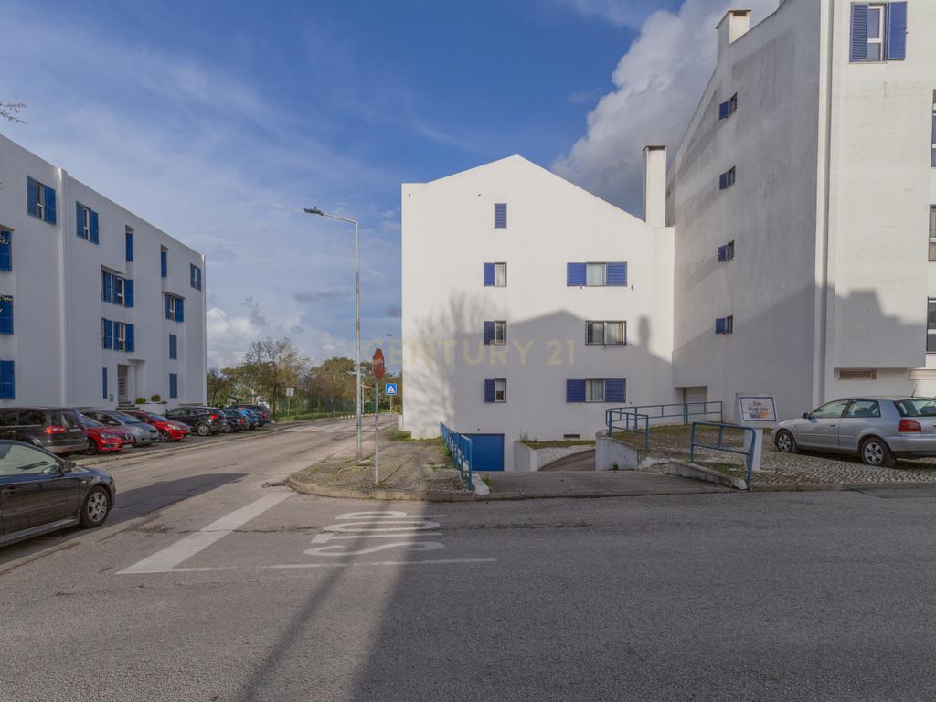 Apartamento T2 na Quinta do Anjo, Setúbal,  com Estacionamento e Piscina Comum - Image 23