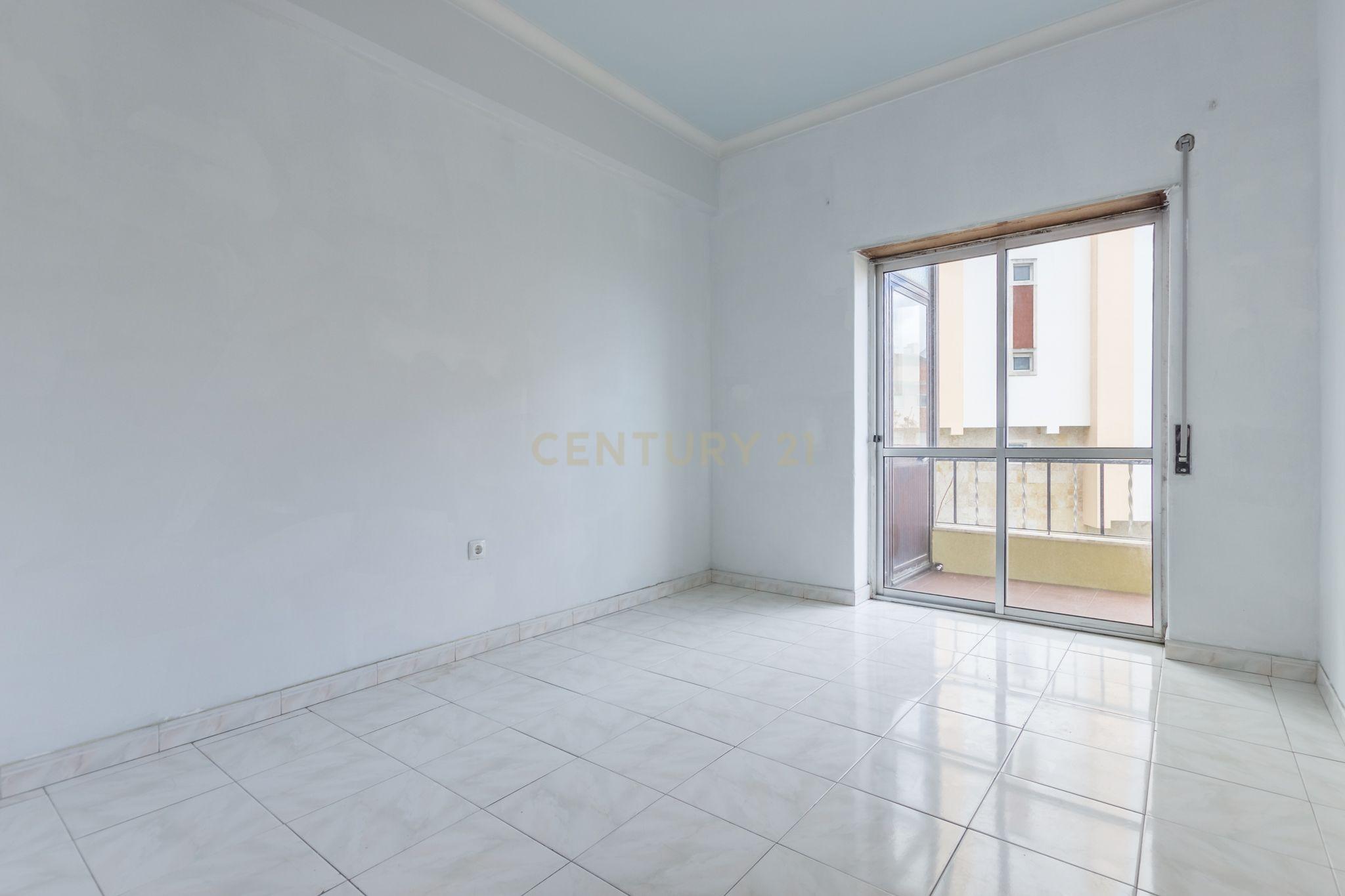 Apartamento T3 em Barreiro com Excelente Localização e Luz Natural - Image 13