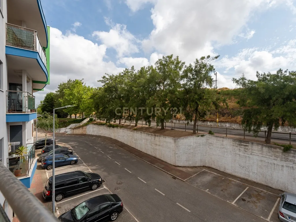 Apartamento de tipologia T3, com 2 varandas, 2 WC e box para 4 viaturas, situado no Jardim da Amoreira - Ramada em Odivelas. - Image 40
