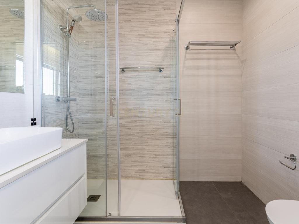 Luxuosa Moradia T5 em Odivelas com Vista Panorâmica - Image 25