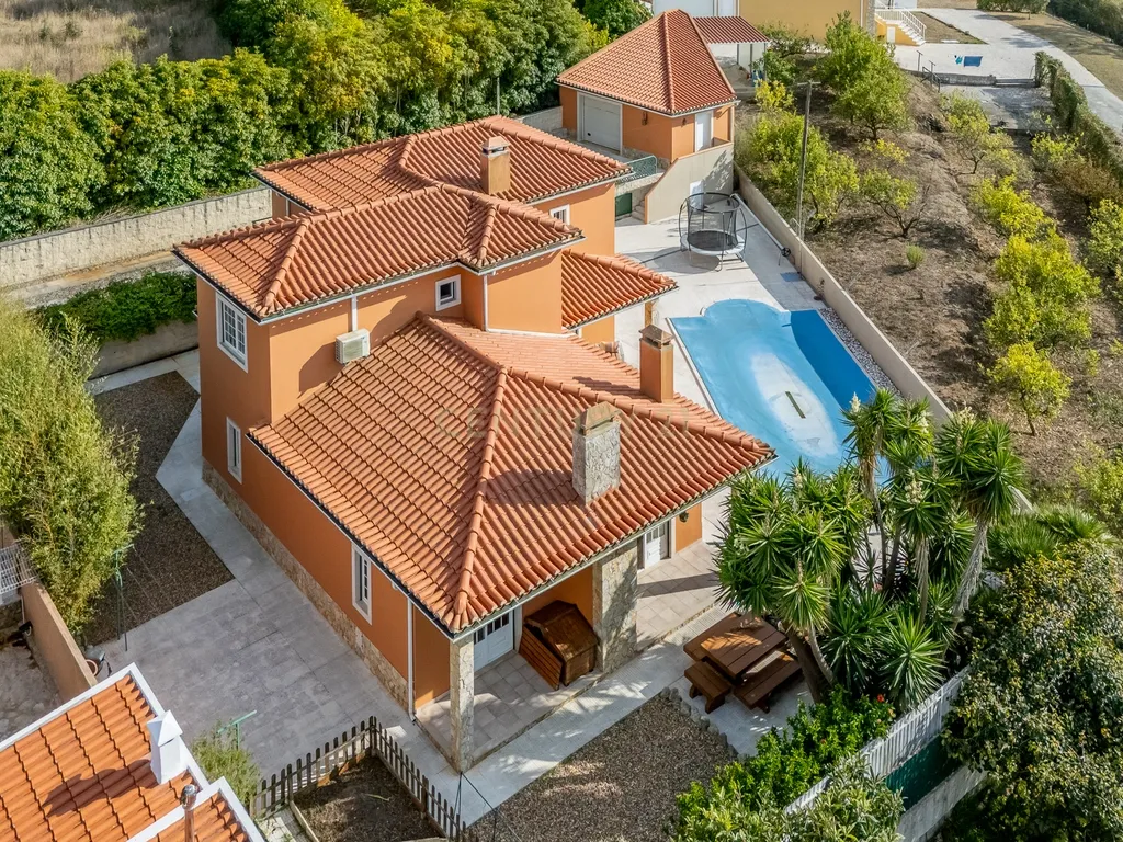 Elegante Moradia T4 com Piscina e Jardim em Mafra: Um Equilíbrio Perfeito entre Campo e Praia - Image 2