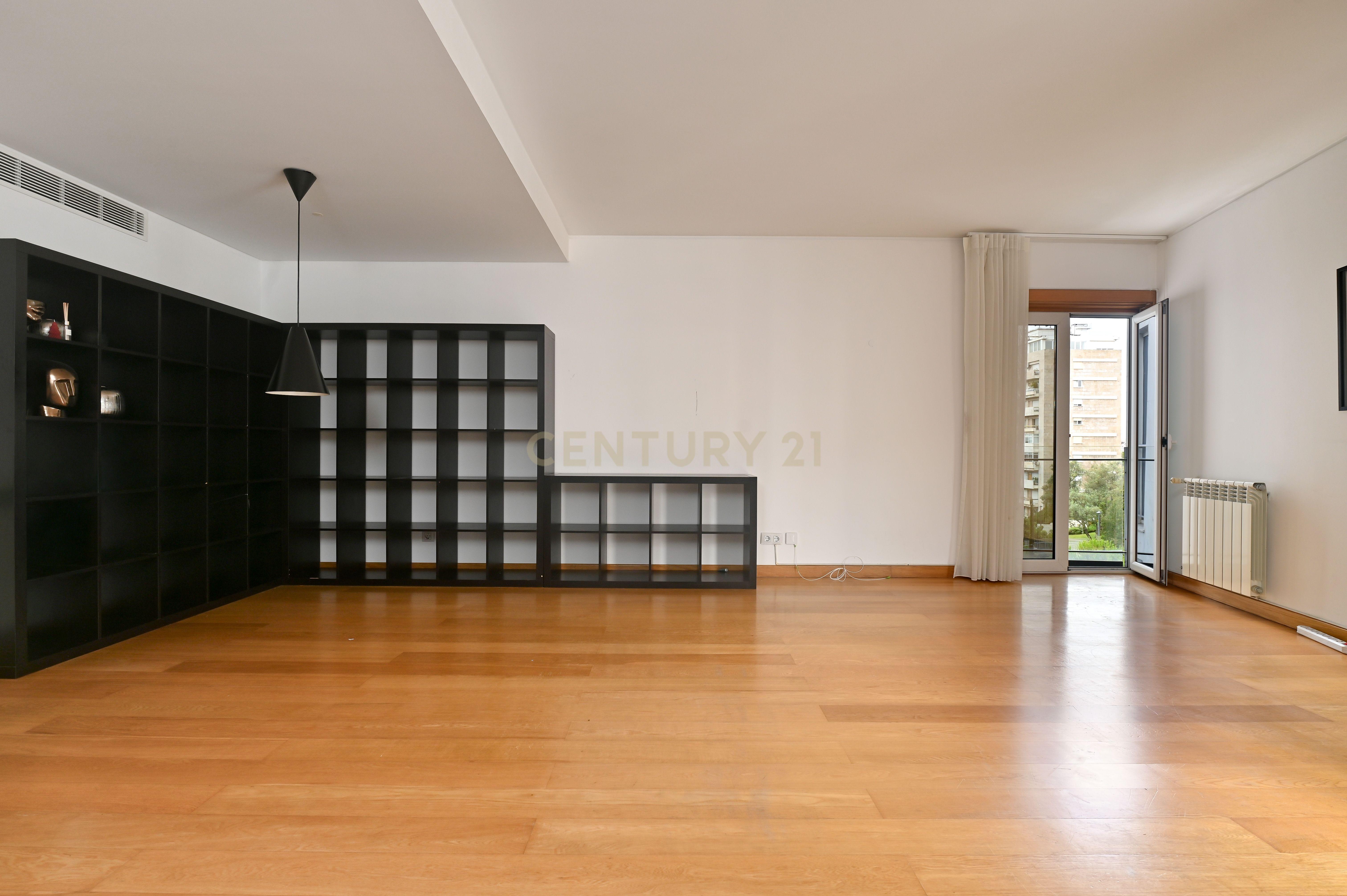 Fotografia 3 de T2 com garagem, para arrendar - Av. Infante Santo (Lisboa)